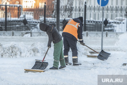 Последствия снегопада. Пермь, последствия снегопада, виды зимнего города, уборка снега лапатами