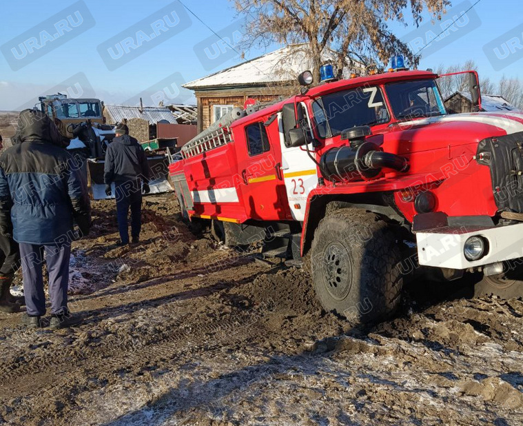 В селе Звериноголовское пожарный автомобиль провалился в траншею, оставшуюся после коммунальных работ