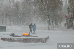Город в снегу. Курган, вечный огонь, снегопад, ветер, пурга, аллея славы, снег в городе