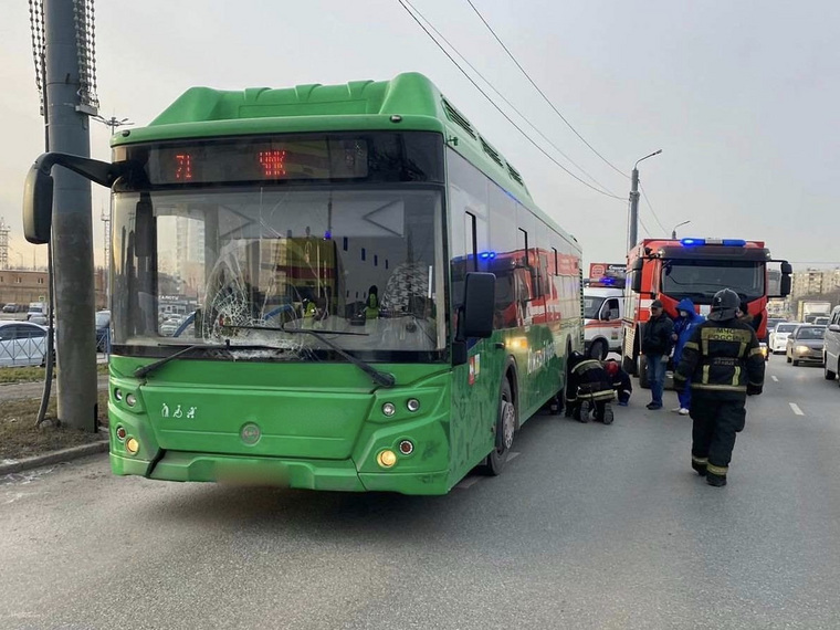 Пешехода извлекали из-под автобуса сотрудники МЧС