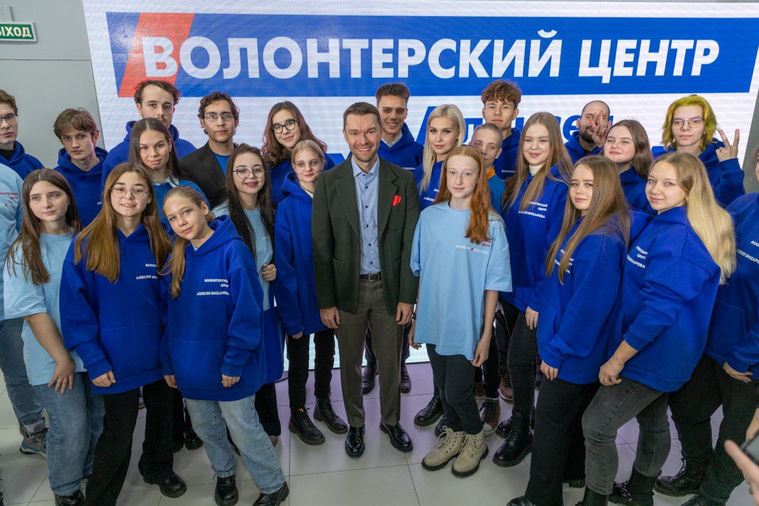 Всего в волонтерском центре депутата порядка 100 человек