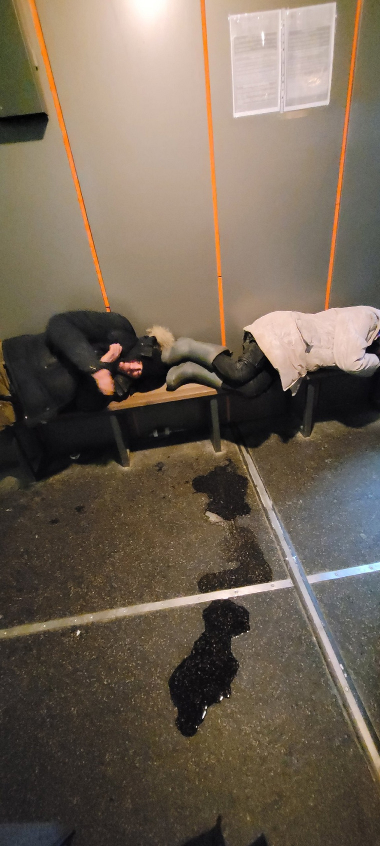 В Салехарде в теплых остановках живут бездомные