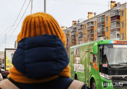 Виды города. Курган, автобусная остановка, подросток, автобус, паз, школьники