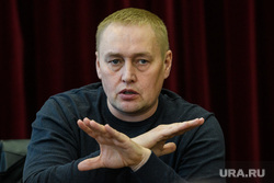 Шестой день протестов против строительства храма Св. Екатерины в сквере около драмтеатра - встреча Александра Высокинского с инициативной группой. Екатеринбург, альшевских андрей
