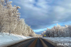 Повседневная жизнь. Пермь, автотрасса, зимняя дорога, гололед, иней на деревьях, лес в куржаке