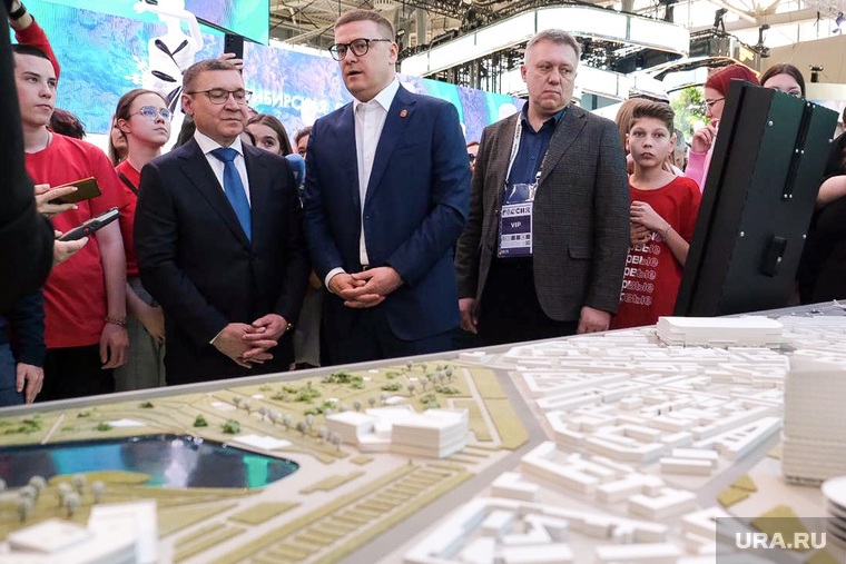 Алексей Текслер и Владимир Якушев на выставке "Россия" на ВДНХ. Москва