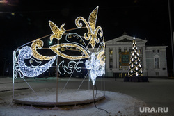 Предновогодние виды города. Пермь, елка, маска, театр оперы и балета, театр, новый год, новогоднее оформление, иллюминация