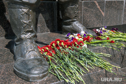 Клипарт иллюстрации к новостям о погибщих в ходе СВО. Пермь, гвоздики, цветы, памятник