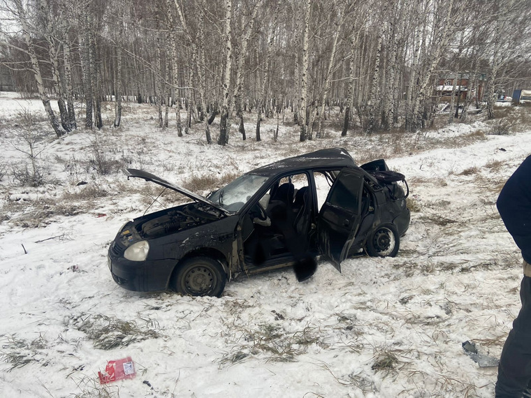 После столкновения с опорой освещения водитель погиб