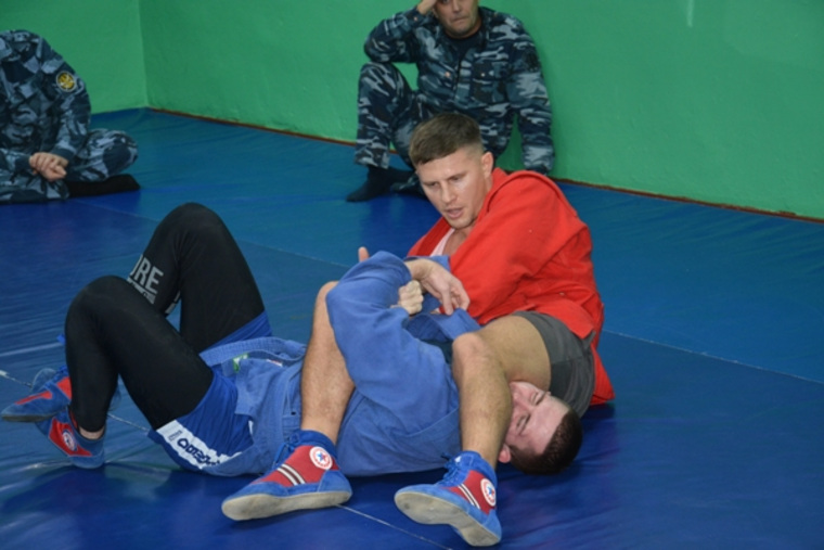 Мастер спорта международного класса Александр Горбаль учил бойцов освобождаться от захватов