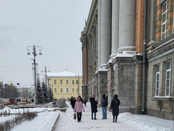 Снег лежит даже под окнами Алексея Орлова