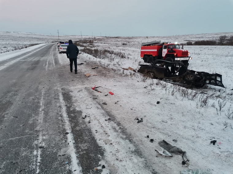 Автомобиль с ребенком в салоне занесло, он остановился поперек дороги, и в него врезался грузовик