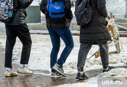Виды города. Челябинск, подростки, пешеходы, молодые люди, парни
