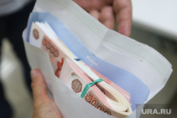 Деньги. Курган, взятка, зарплата, кредит, покупка, долг, капитал, коррупция, экономика, ипотека, конверт, вклады, банкнота, капиталовложение, инвестиции, деньги в конверте, деньги, наличные, купюра, курс рубля, рубли, пачка денег, взятка, подкуп, задолженность, черный нал, вклад, первый взнос