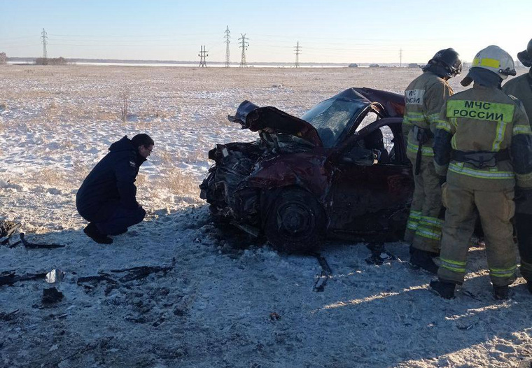 Оба автомобиля превратились в груду металла от удара