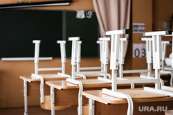 Монтаж камер, которые будут обеспечивать видеотрансляцию в ходе сдачи ЕГЭ. Екатеринбург, учебный класс, гимназия, учеба, стулья, школьный класс, карантин, каникулы, школа, школьная парта