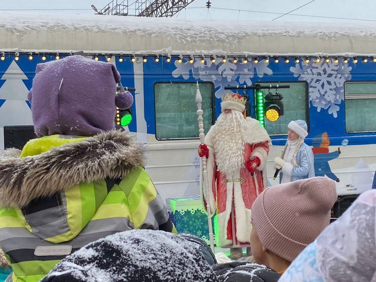 Сказочные персонажи поздравили екатеринбуржцев с наступающим Новым годом