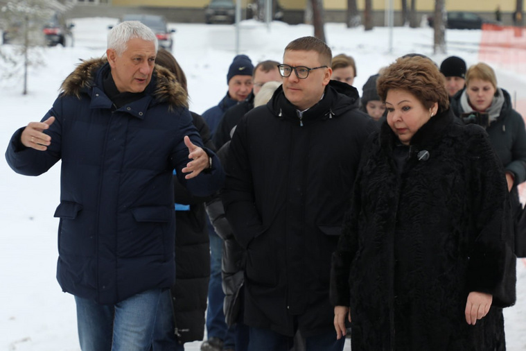 Губернатор Челябинской области (в центре) Инспектирует детский лагерь «Абзаково»