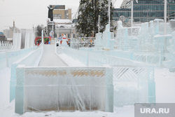 Ветреная погода в Екатеринбурге. Екатеринбург , ледовый городок, скульптура, глыба, площадь1905 года, лед