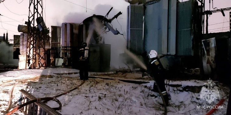 Сотрудники МЧС тушат горение масляного трансформатора на площади 40 квадратных метров
