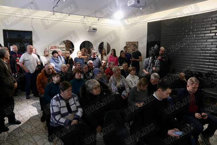 Поддержать Ражева пришли десятки человек