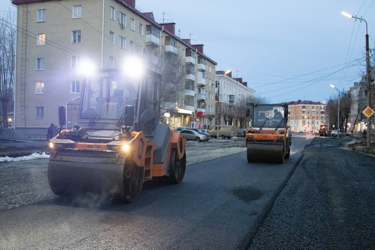 Катки помогают укладывать нижний слой асфальта на улице Мяготина