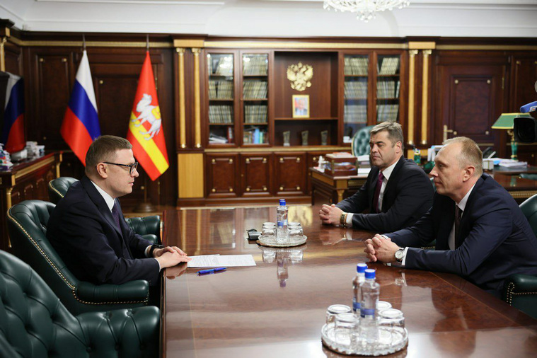 Дмитрий Тишин (в центре) лично представил губернатору Текслеру (слева) своего сменщика на посту руководителя регионального погрануправления Михаила Поштанова (справа)