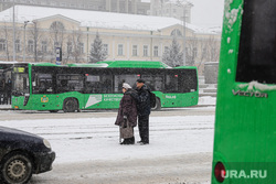 Первоапрельский снегопад. Екатеринбург, снег, пенсионер, остановка, зима, непогода, автобус, снегопад, осадки