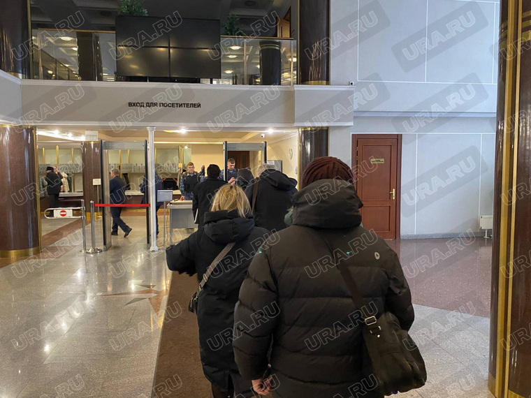 Сотрудникам и посетителям недолго пришлось пробыть на улице