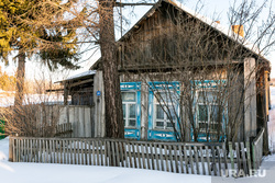 Клипарт деревня, село. Тюмень, деревянный дом, зима, деревня, ограда, село, деревенский дом, сельский дом, забор, дом, деревенская ограда, деревянный забор, забор в деревне