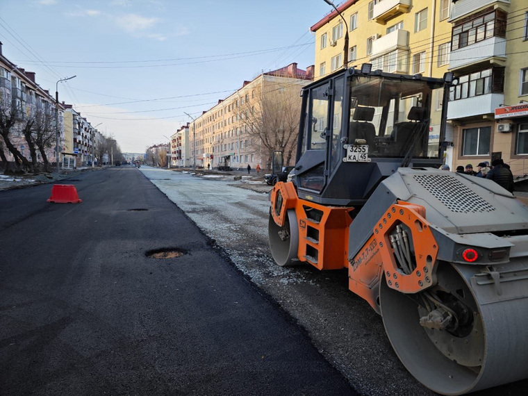Курганские рабочие закончат укладку нижнего слоя асфальта на последнем участке до улицы Зорге