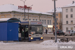Зимние виды города. Соликамск, автобусная остановка, автобус, общественный транспорт, зимний соликамск, городской экспресс