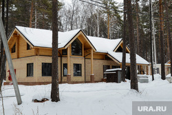Dachas of Chelyabinsk VIPs on Lake Uvildy, which the prosecutor's office demands to demolish.  Argayash district, Chelyabinsk region, winter, cottage, house in the forest
