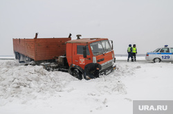 ДТП на трассе зимой. Челябинск, сугроб, снег, камаз, зима, дтп, метель, трасса, авария, гибдд, кювет, зимняя дорога, гололед, дпс