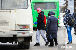 Городские зарисовки. Челябинск, снег, пешеход, зима, остановка общественного транспорта, маршрутка, городской транспорт, автотранспорт, масочный режим