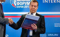 Медведев и ко. Форум Сочи-2014, рукопожатие, мантуров денис, форум сочи 2014, медведев дмитрий