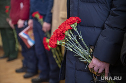 Похороны на Северном кладбище погибшего в зоне СВО старшего сержанта ВДВ Рожкова Вадима. Пермь, гвоздики, траурная церемония, прощание с погибшим в сво