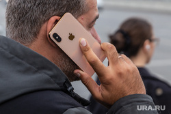 Свердловские зарисовки. Екатеринбург, айфон, iphone, разговор по телефону, обручальное кольцо, мужчина с телефоном