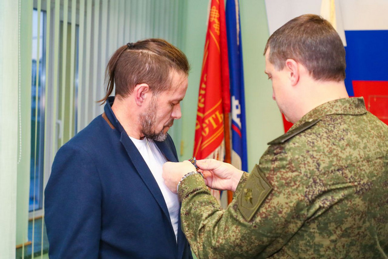 Сергей Коржавин получил медаль из рук генерал-майора Александра Дудкина