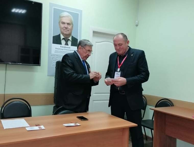 Награду от Союза советских офицеров вручил представитель ветеранской общественности Анатолий Попов