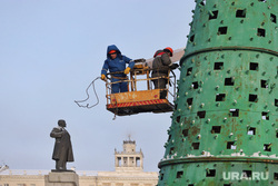 Установка новогодней ёлки на центральной площади. Курган , памятник ленину, установка елки, подьемник