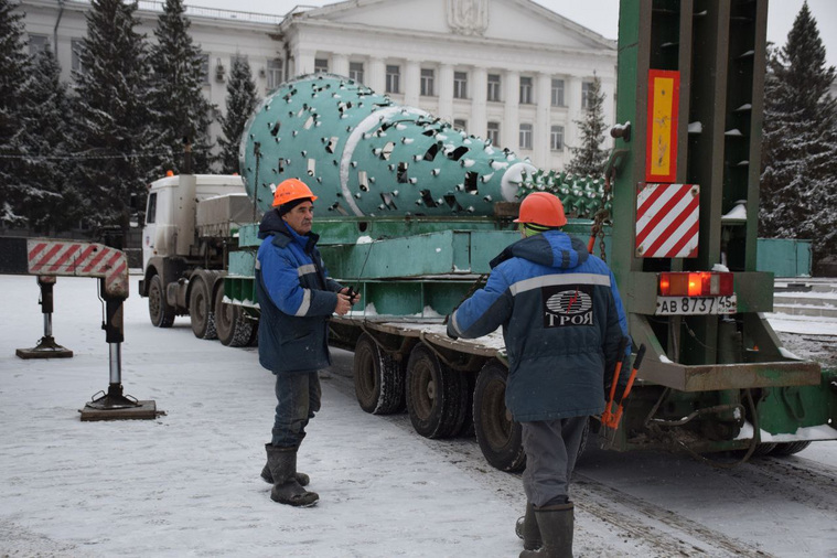 Рабочие ставят каркас елки на центральной площади Кургана