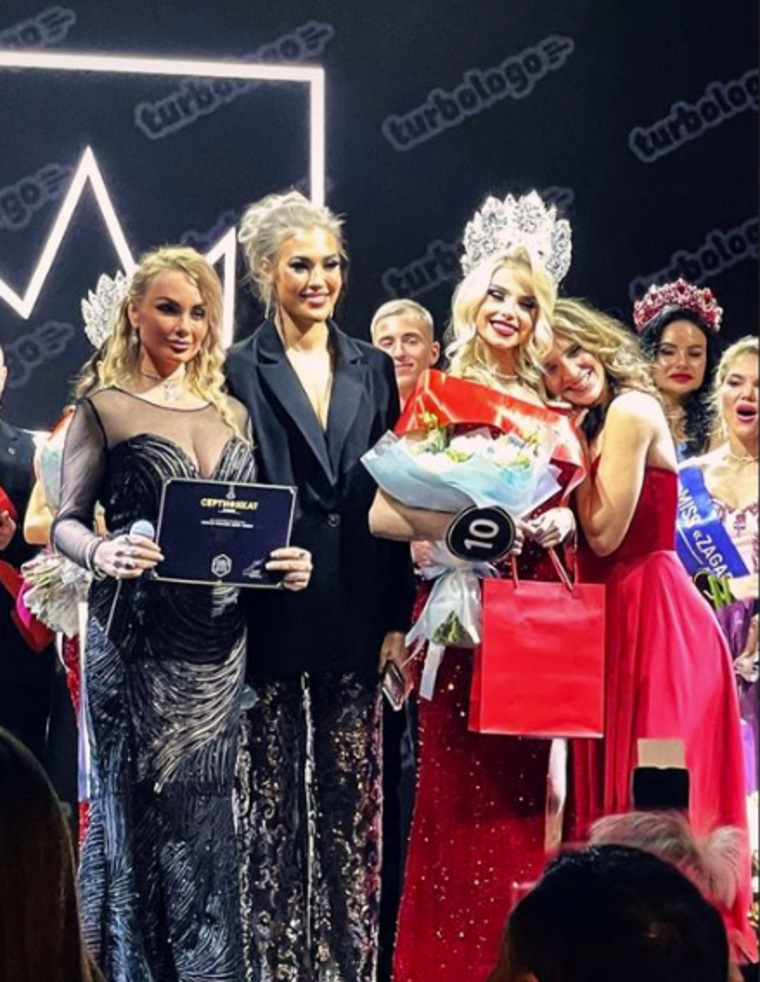 Главную корону конкурса «Missuniq» получила модель Ханна Мариненко (вторая справа)