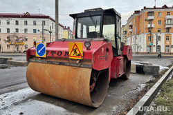 Город. Курган , каток, строительная техника, улица коли мяготина