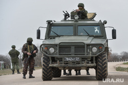 Безоружные украинские военные встретились с Российскими. Переговоры.Севастополь. Крым. Аэропорт Бельбек, армия, военные, техника, солдат