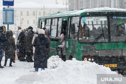 Снегопад в Екатеринбурге. Екатеринбург, снег, автобус, общественный транспорт, снежная куча, пассажиры, автобус 012