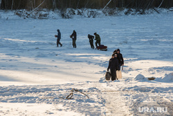 Восстановление переправы на реке Лямин, разрушенной ледоходом. Сургут, люди на льду, переправа через реку