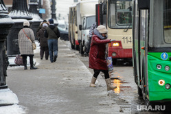 Последствие снегопада. Челябинск, автобус, площадь революции, остановка общественного транспорта, пешеходы, городской транспорт, автотранспорт