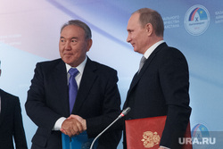 Путин и Назарбаев. Саммит Россия - Казахстан в доме Севастьянова. Екатеринбург, рукопожатие, назарбаев нурсултан, путин владимир