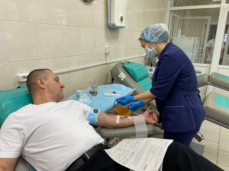 Депутат Госдумы Александр Ильтяков сдает кровь в Курганской областной станции переливания крови